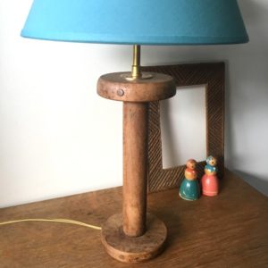 lampe bobine abat jour turquoise plan rapproché