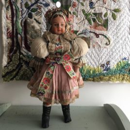 Poupée folklorique ancienne