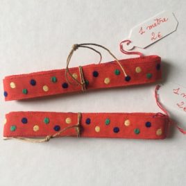 pois fond rouge