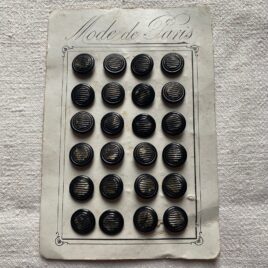 Plaque de boutons noirs striés