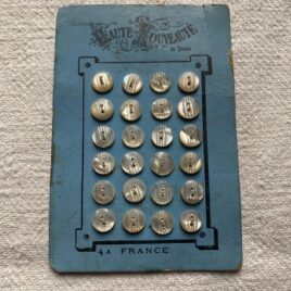 Plaque de boutons nacre